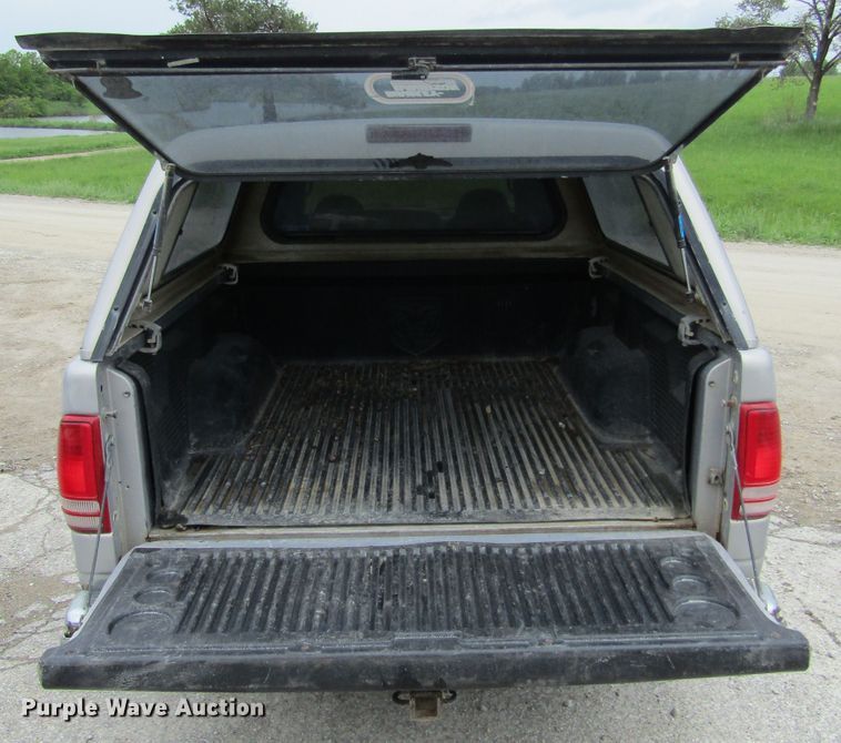 image for item IL9397 2000 Dodge Dakota SLT  Quad Cab pickup truck