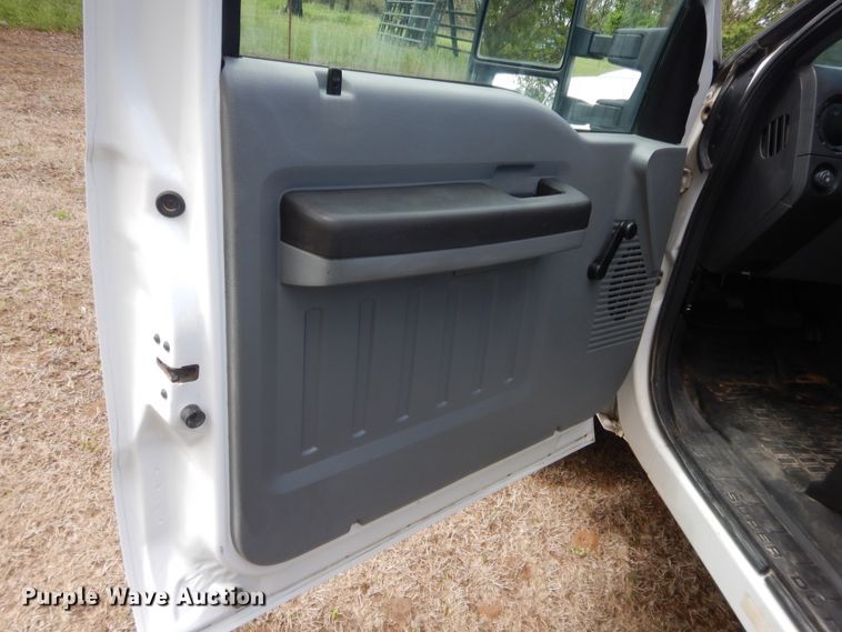 image for item IP9772 2011 Ford F550 Super Duty  flatbed truck