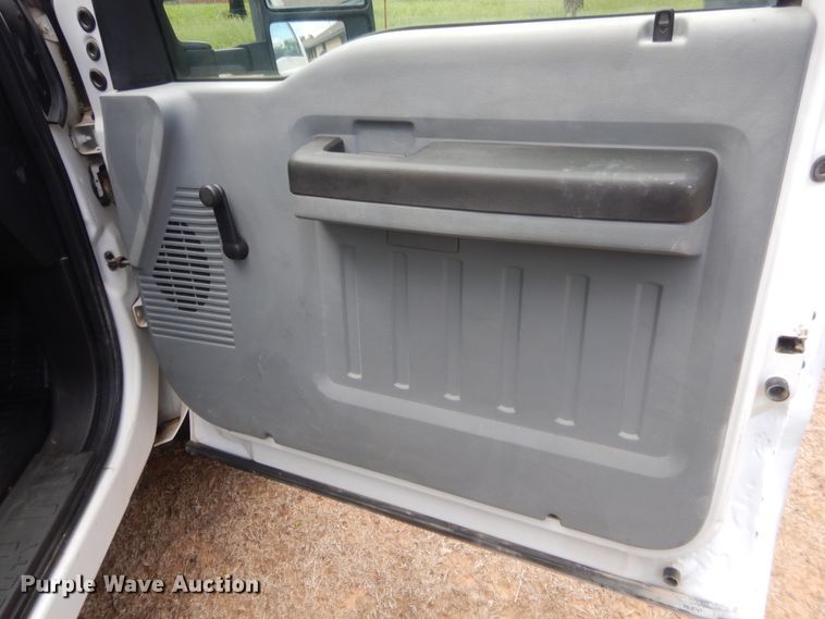 image for item IP9772 2011 Ford F550 Super Duty  flatbed truck