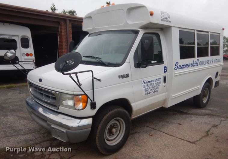 image for item IP9825 2002 Ford E350  shuttle bus