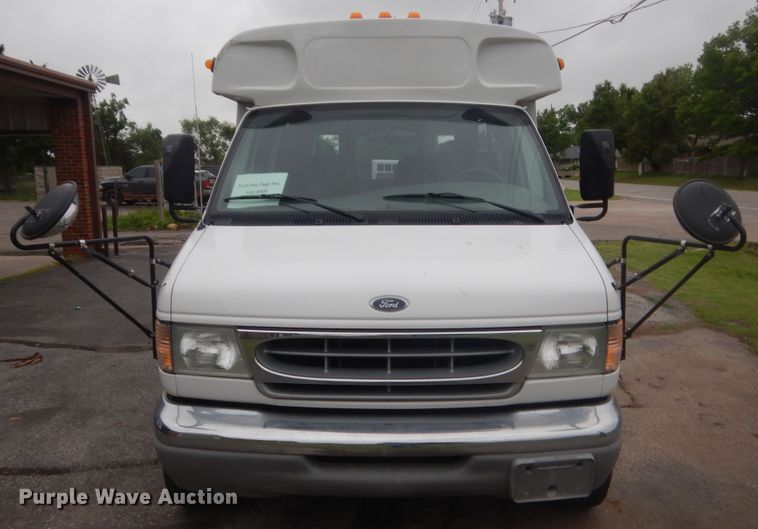 image for item IP9825 2002 Ford E350  shuttle bus