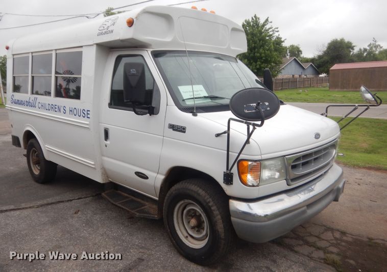 image for item IP9825 2002 Ford E350  shuttle bus