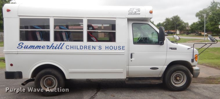 image for item IP9825 2002 Ford E350  shuttle bus