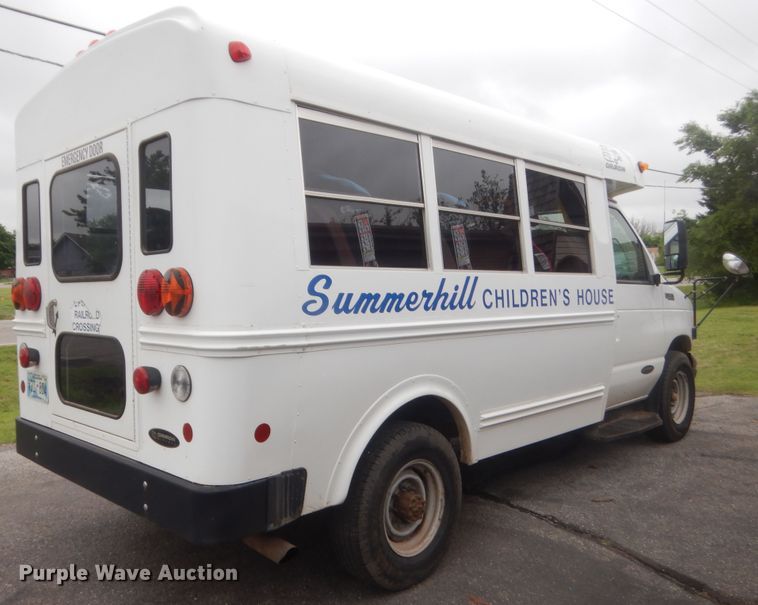 image for item IP9825 2002 Ford E350  shuttle bus