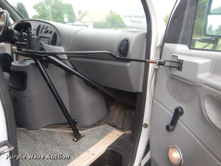 image for item IP9825 2002 Ford E350  shuttle bus