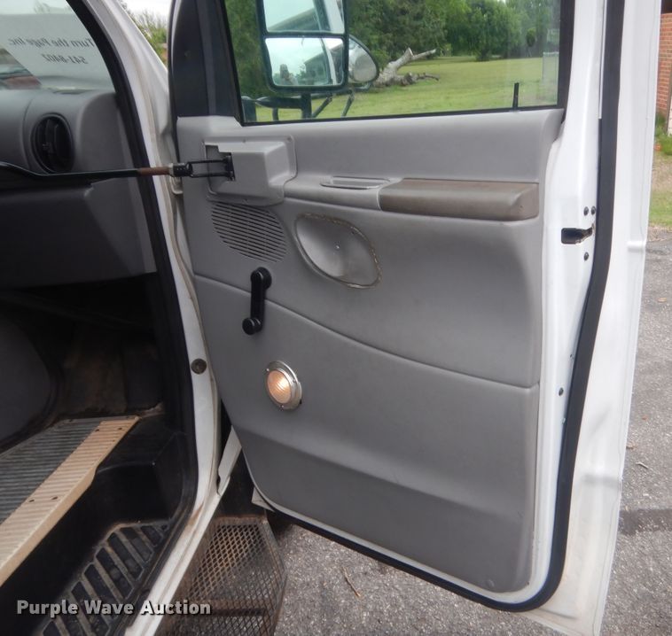 image for item IP9825 2002 Ford E350  shuttle bus