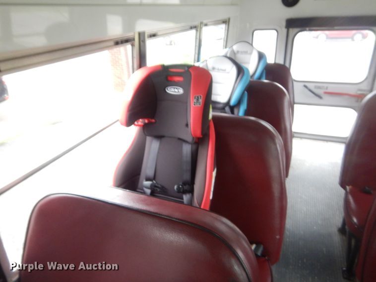 image for item IP9825 2002 Ford E350  shuttle bus