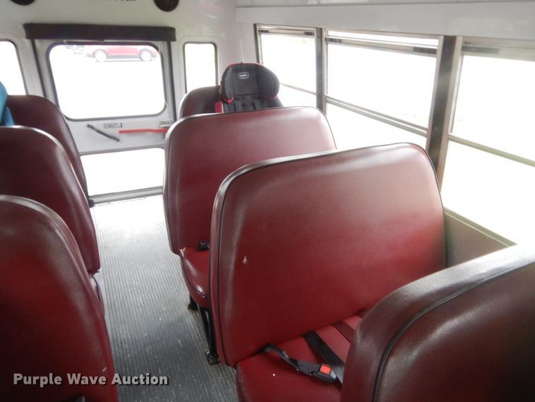 image for item IP9825 2002 Ford E350  shuttle bus