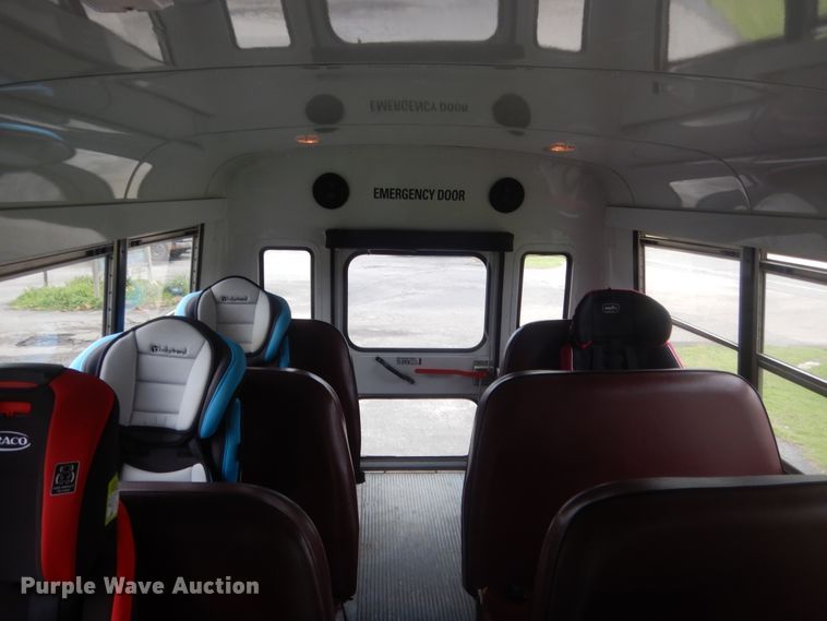 image for item IP9825 2002 Ford E350  shuttle bus