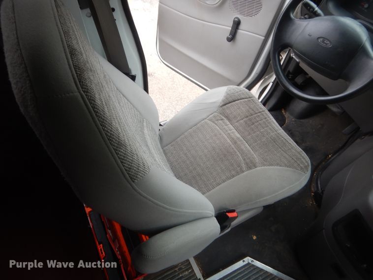 image for item IP9825 2002 Ford E350  shuttle bus