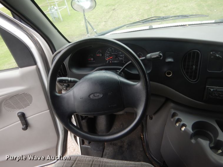 image for item IP9825 2002 Ford E350  shuttle bus