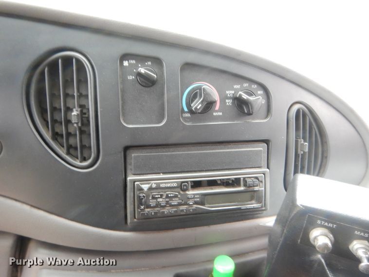 image for item IP9825 2002 Ford E350  shuttle bus