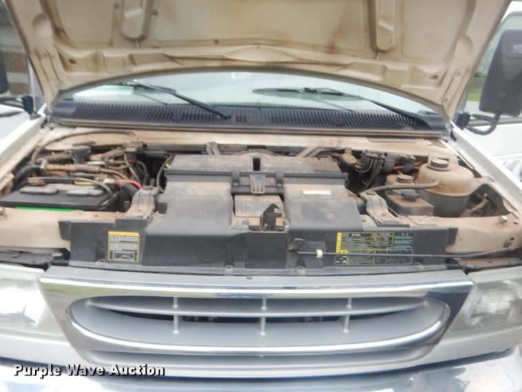 image for item IP9825 2002 Ford E350  shuttle bus