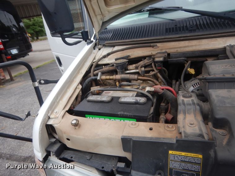 image for item IP9825 2002 Ford E350  shuttle bus