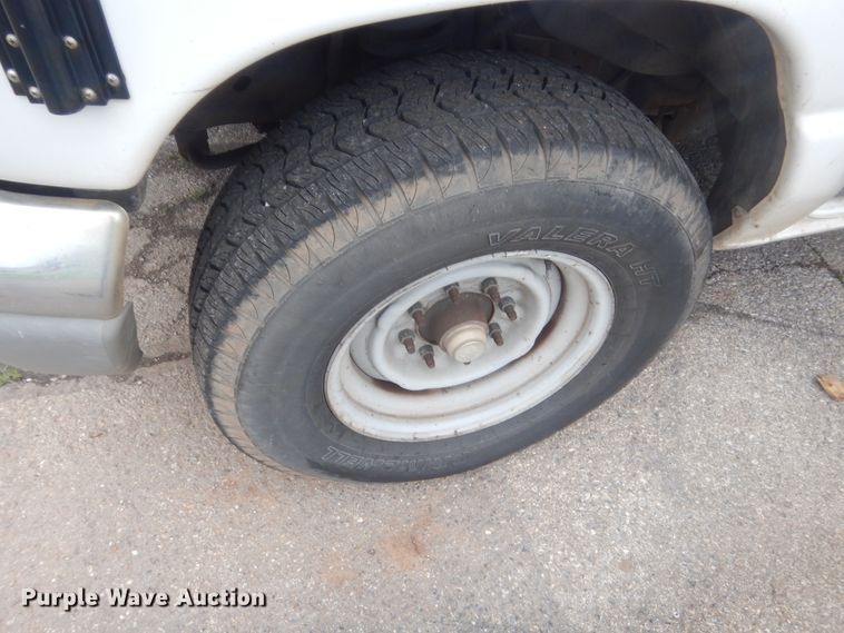 image for item IP9825 2002 Ford E350  shuttle bus