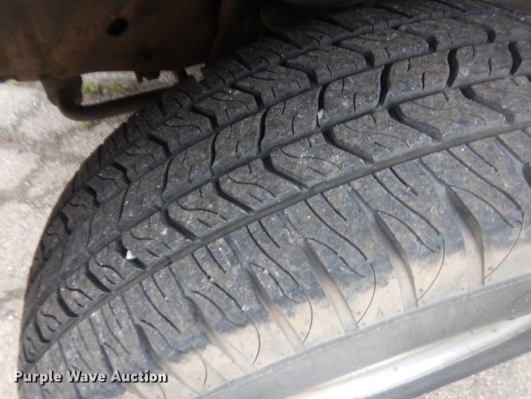 image for item IP9825 2002 Ford E350  shuttle bus