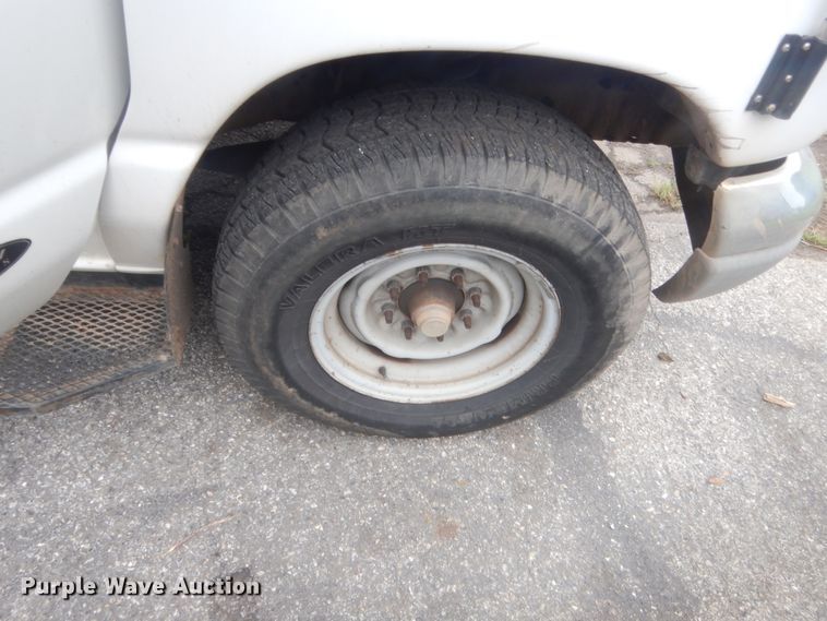 image for item IP9825 2002 Ford E350  shuttle bus