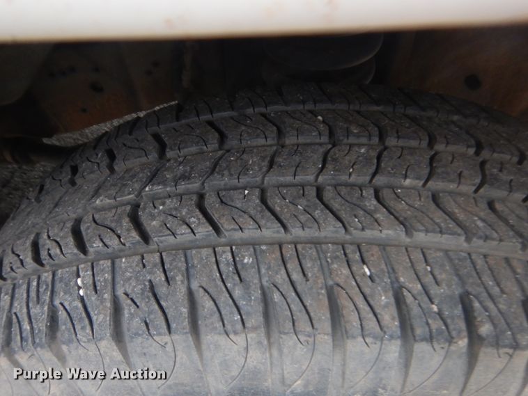 image for item IP9825 2002 Ford E350  shuttle bus