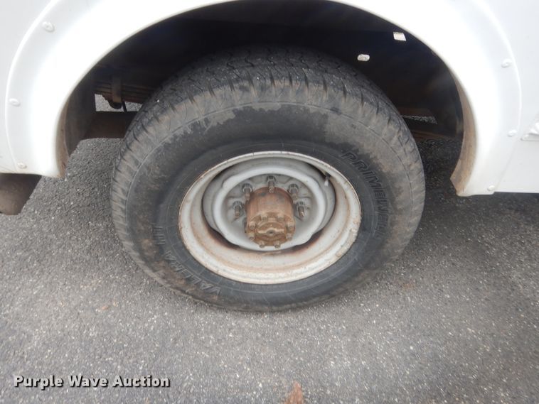 image for item IP9825 2002 Ford E350  shuttle bus