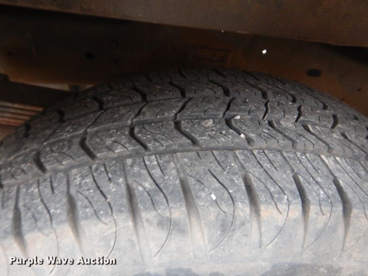 image for item IP9825 2002 Ford E350  shuttle bus