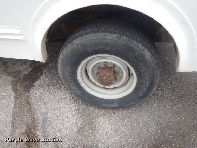 image for item IP9825 2002 Ford E350  shuttle bus