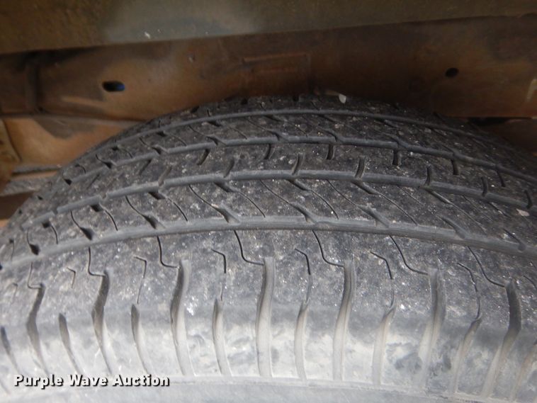 image for item IP9825 2002 Ford E350  shuttle bus