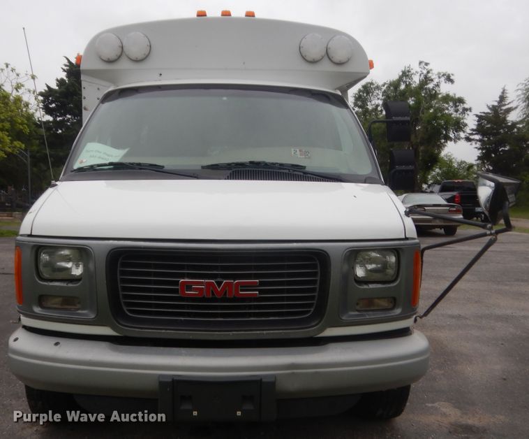 image for item IP9826 2000 GMC 3500  shuttle bus