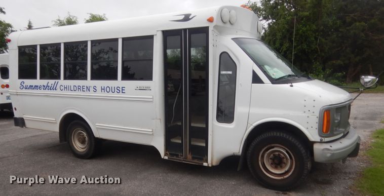 image for item IP9826 2000 GMC 3500  shuttle bus