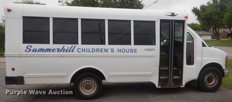 image for item IP9826 2000 GMC 3500  shuttle bus