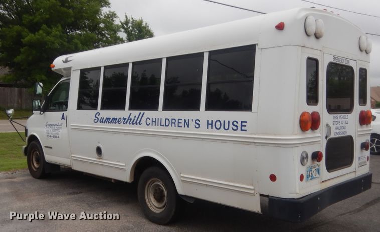 image for item IP9826 2000 GMC 3500  shuttle bus