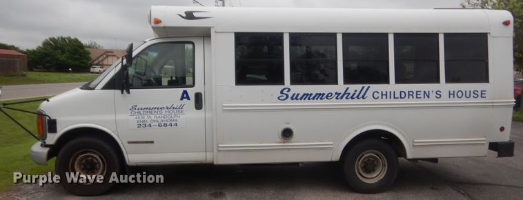 image for item IP9826 2000 GMC 3500  shuttle bus