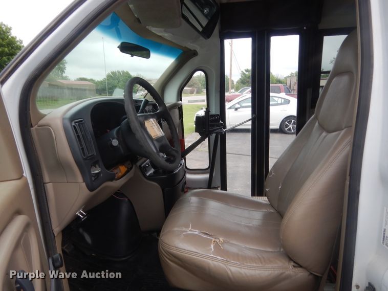 image for item IP9826 2000 GMC 3500  shuttle bus