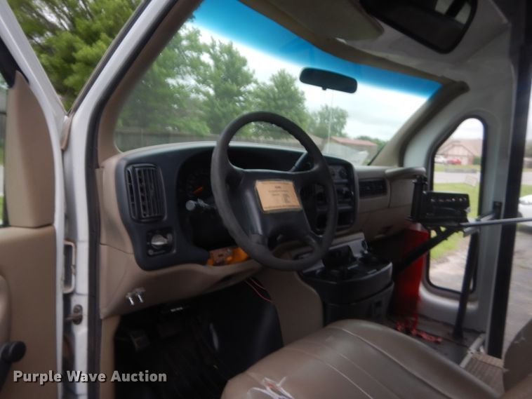 image for item IP9826 2000 GMC 3500  shuttle bus