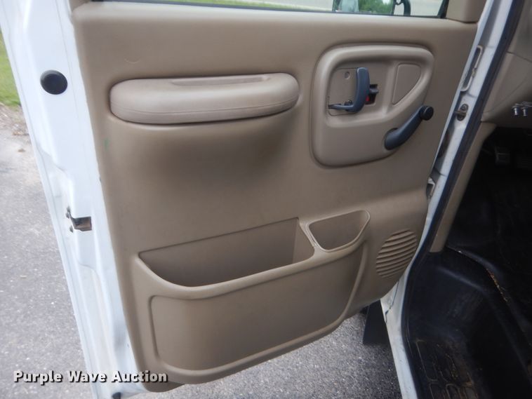 image for item IP9826 2000 GMC 3500  shuttle bus