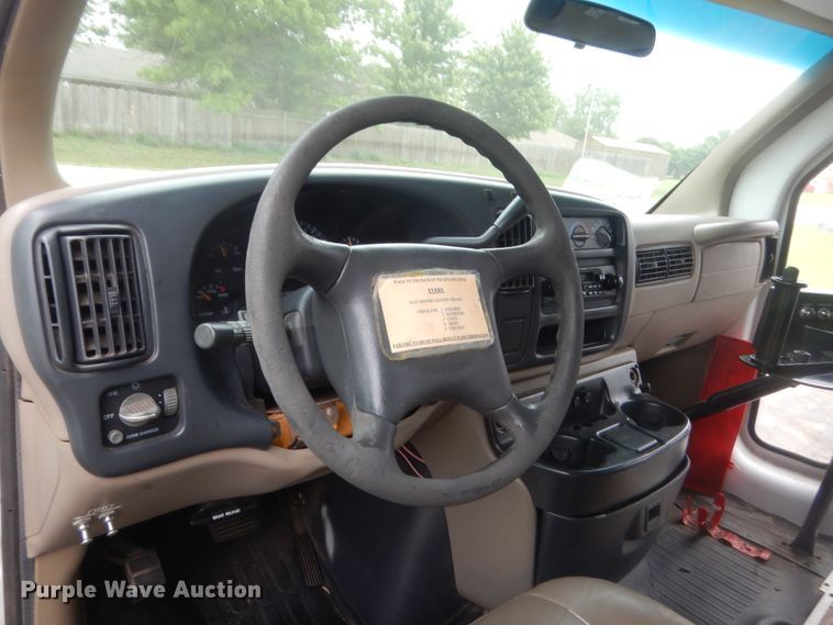 image for item IP9826 2000 GMC 3500  shuttle bus