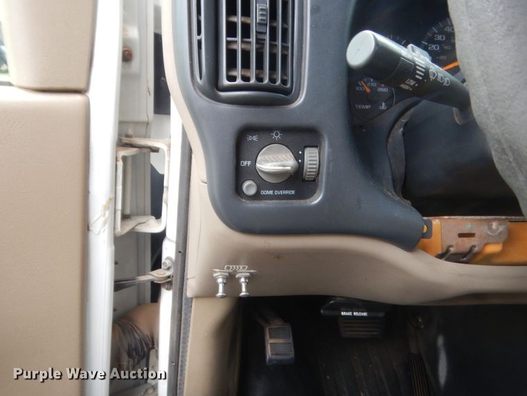 image for item IP9826 2000 GMC 3500  shuttle bus