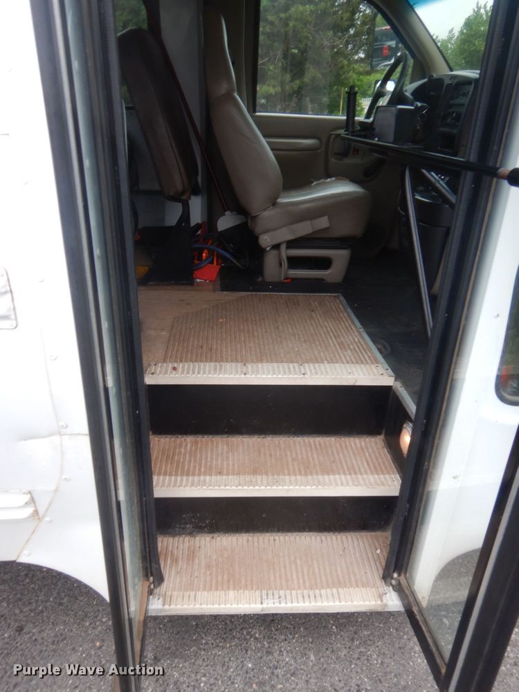 image for item IP9826 2000 GMC 3500  shuttle bus