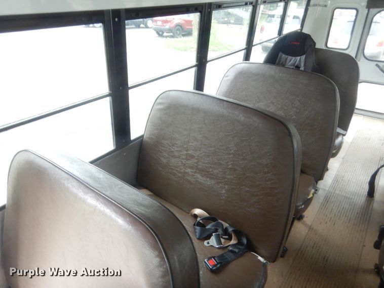 image for item IP9826 2000 GMC 3500  shuttle bus