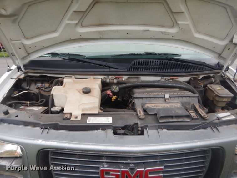 image for item IP9826 2000 GMC 3500  shuttle bus