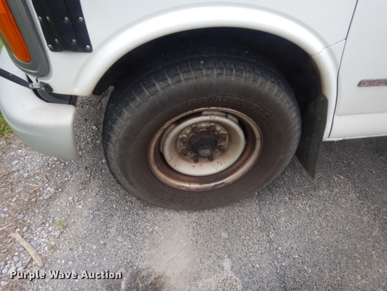 image for item IP9826 2000 GMC 3500  shuttle bus