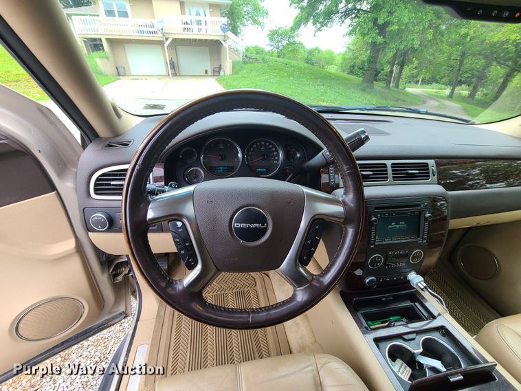 image for item IQ9184 2007 GMC Yukon Denali  SUV