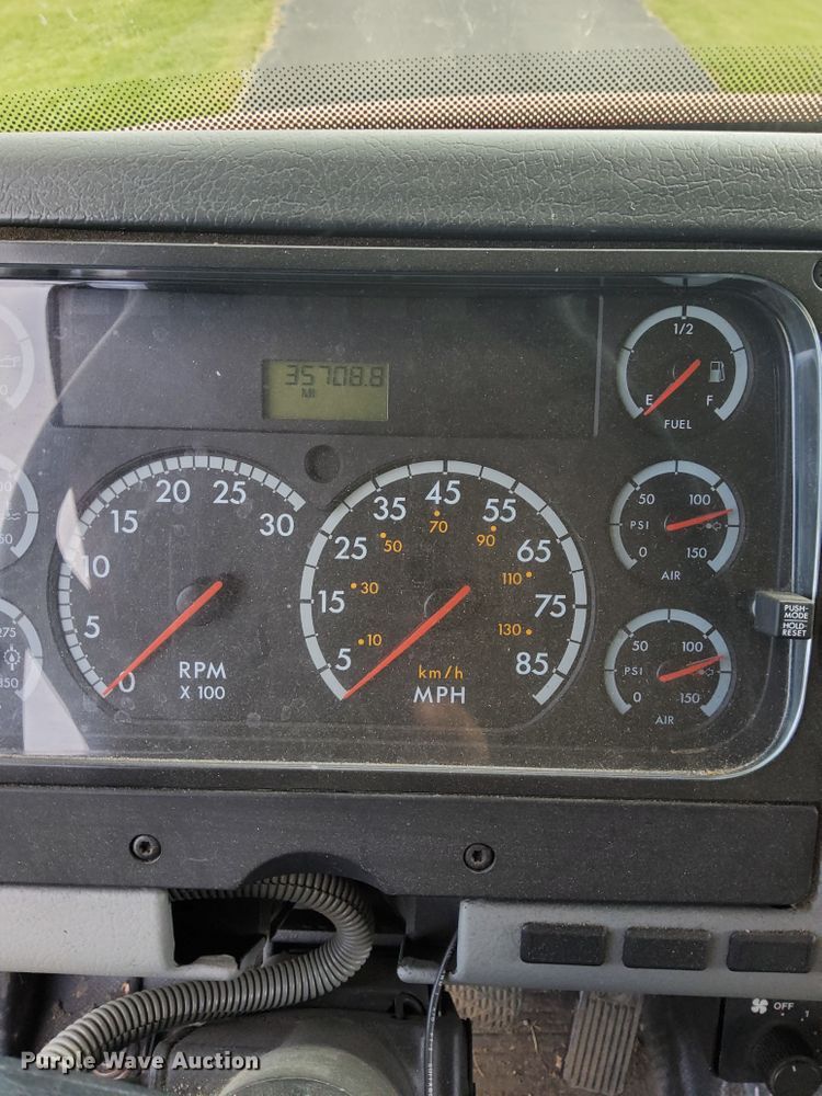 image for item IT9253 2001 Freightliner FL80  pumper fire truck