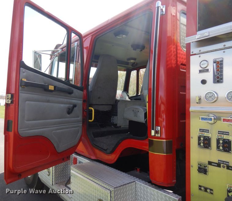 image for item IT9253 2001 Freightliner FL80  pumper fire truck