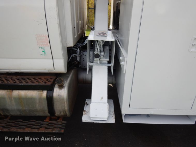 image for item IT9257 2004 GMC C7500  forestry bucket truck