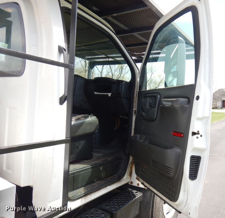 image for item IT9257 2004 GMC C7500  forestry bucket truck