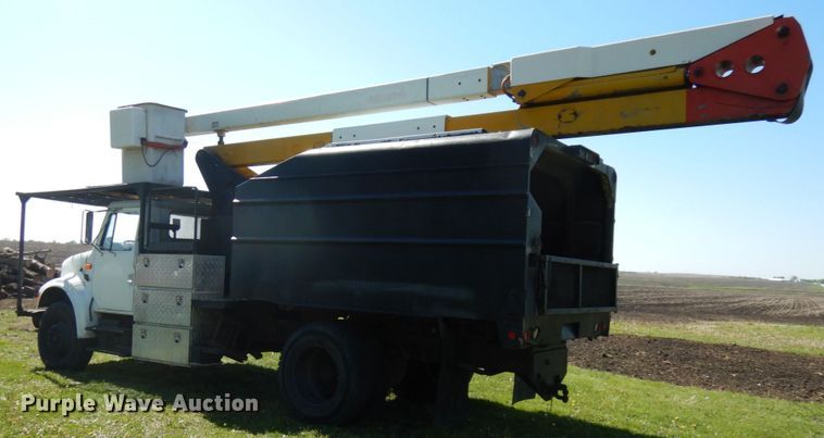 image for item IT9378 2001 International 4700  forestry bucket truck