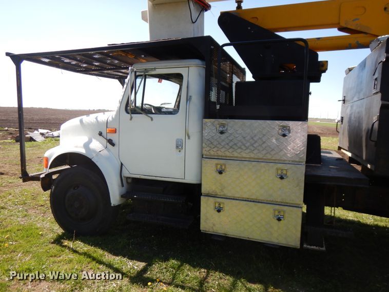 image for item IT9378 2001 International 4700  forestry bucket truck