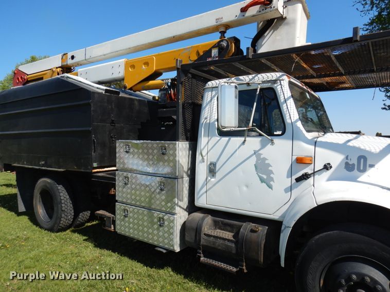 image for item IT9378 2001 International 4700  forestry bucket truck