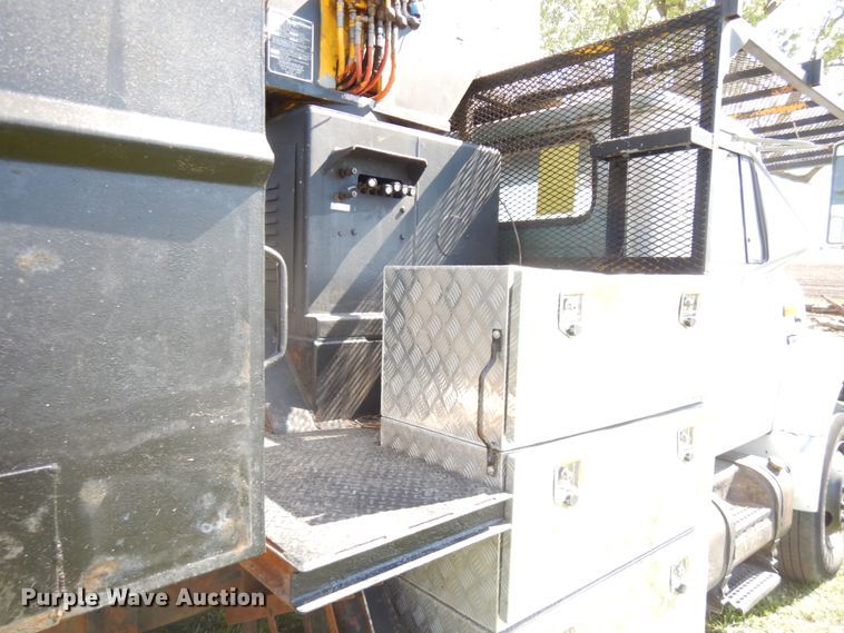 image for item IT9378 2001 International 4700  forestry bucket truck