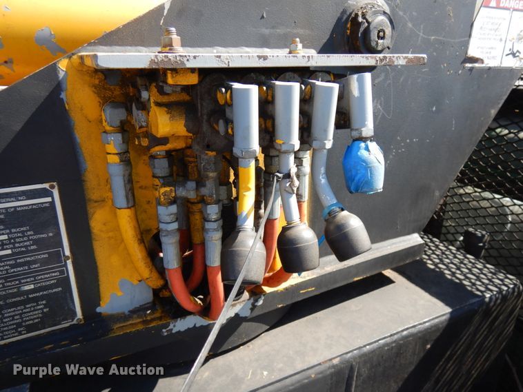 image for item IT9378 2001 International 4700  forestry bucket truck